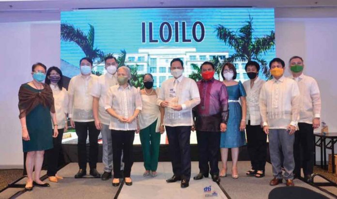 Gov. Arthur Defensor Jr. (sixth from right) receives the award of Iloilo as “Most Competitive Province in Western Visayas” from the Department of Trade and Industry during the 5th Regional Recognition Ceremony of Competitive Local Government Units on Dec. 20, 2021. CAPITOL PHOTO