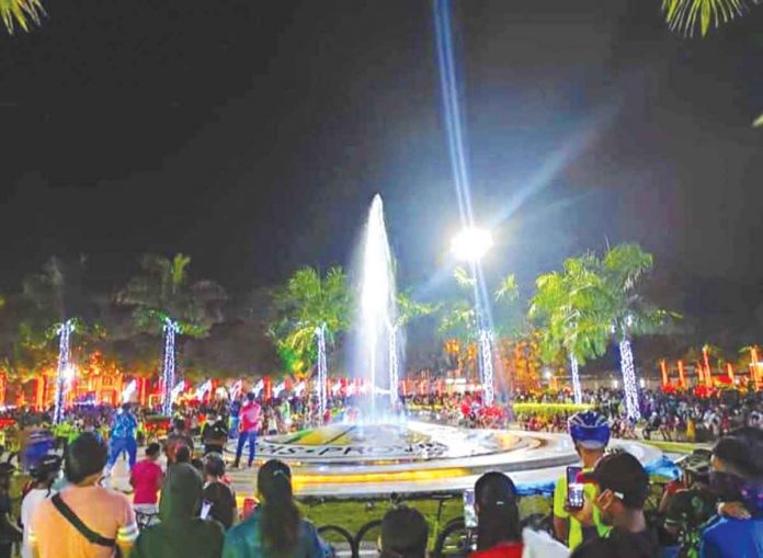 Dazzling Christmas lights at the public plaza of Igbaras, Iloilo attracts people during the switch-on ceremony. PHOTOS FROM FACEBOOK PAGE OF MAYOR JAIME ESMERALDA