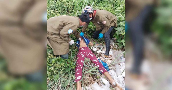 Authorities secure the body of a man found dead at the Reclamation Area in Barangay 2, Bacolod City yesterday morning. POLICE STATION 2/BCPO