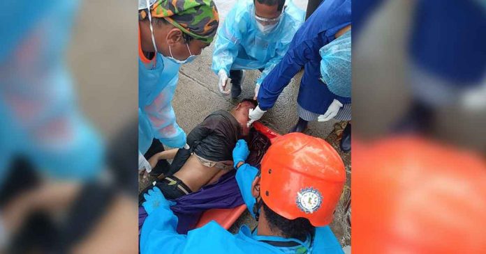 Policemen of Calatrava, Negros Occidental secure the body of a 19-year-old man shot dead in Barangay Minapasuk yesterday. CALATRAVA MPS/NOCPPO