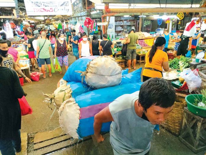 Come the holiday season is also the possible proliferation of fake money. The Bangko Sentral ng Pilipinas Iloilo encourages the public to be vigilant and follow the feel-look-tilt measure to avoid being duped by scammers. Photo shows bustling shoppers at the Iloilo Terminal Market. PANAY NEWS PHOTO