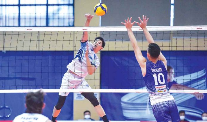 Joeven dela Vega of Global Remit scores as MRT-Negros’ Jian Salarzon tries to go for a block. PUSO PILIPINAS PHOTO