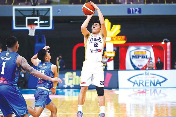Levi Hernandez leads the Iloilo United Royals’ offense in their defeat to Pasig Sta Lucia Realtors. MPBL PHOTO