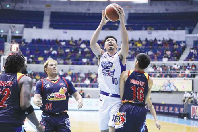 Magnolia Pambansang Manok Hotshots’ Ian Sangalang scores against the defense of Rain or Shine Elasto Painters’ Mark Borboran. PBA MEDIA BUREAU PHOTO