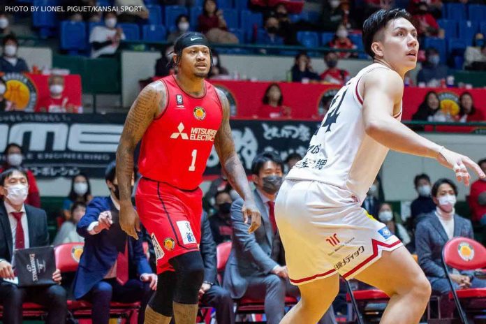 Nagoya Diamond Dolphins’ Bobby Ray Parks Jr. got the better of fellow Filipino import Dwight Ramos of Toyama Grouses. PHOTO BY LIONEL PIGULT/KANSAI SPORTS