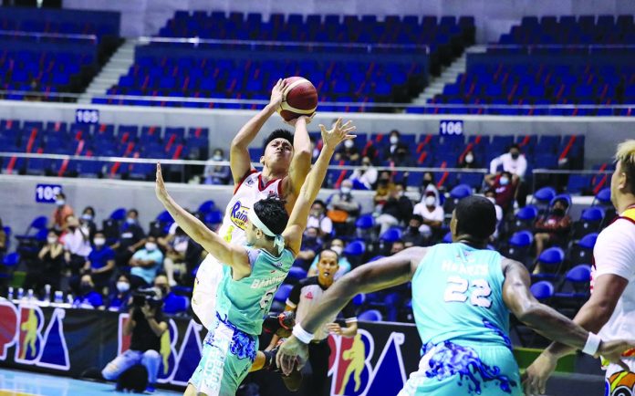 Rain or Shine Elasto Painters’ Rey Nambatac leans on the defense of Phoenix Super LPG Fuel Masters’ Chris Banchero for the game-winning basket. PBA MEDIA BUREAU