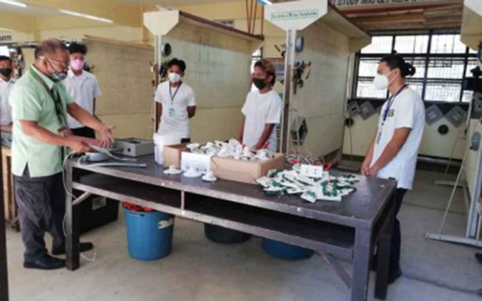 FACE-TO-FACE. Senior high school students of Antique National School taking up Electrical Installation and Maintenance attend the first day of limited face-to-face classes on Dec. 6, 2021. A total of 88 Technical-Vocational Livelihood students are participating. PNA PHOTO BY ANNABEL CONSUELO J. PETINGLAY