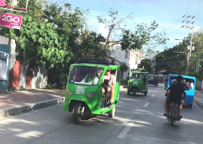 There is a shortage of electric tricycles in Boracay Island to transport people. Tourists are gradually returning to the island.