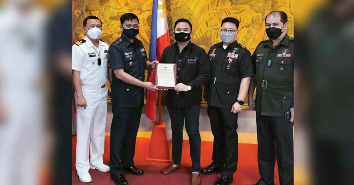 GMA Network’s First Vice President and Head of Regional TV and Synergy Oliver Victor B. Amoroso (center) was recently conferred a Command Plaque by the Armed Forces of the Philippines (AFP) for his remarkable contribution to the AFP Health Service Command Transformation Roadmap (AFPHSCTR) Multi-Sector Advisory Board (MSAB).