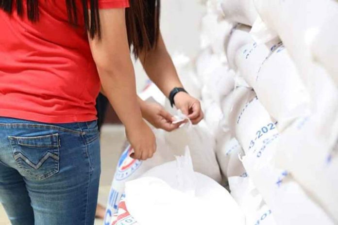 Distribution of this rice aid to the beneficiaries in the barangays. Photo via Ronnie Dadivas FB page