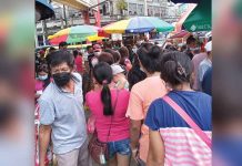 SHOULDER TO SHOULDER. Last-minute holiday shoppers in Iloilo City do not observe physical distancing despite the threat of Omicron, a new variant of the virus causing coronavirus disease 2019. Due to protocol breaches, a surge in infections is expected. GLENDA TAYONA/PN