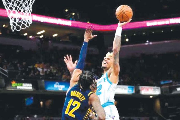 Charlotte Hornets’ Kelly Oubre Jr. soars for a basket while being defended by Indiana Pacers’ Oshae Brissett. AP PHOTO