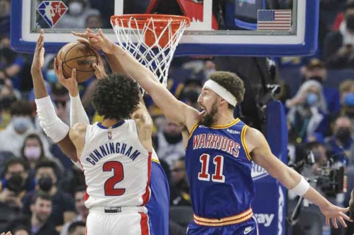 Golden State Warriors’ Klay Thompson foils the shot attempt of Detroit Pistons’ Cade Cunningham. PHOTO COURTESY OF CARLOS AVILA GONZALEZ / THE CHRONICLE