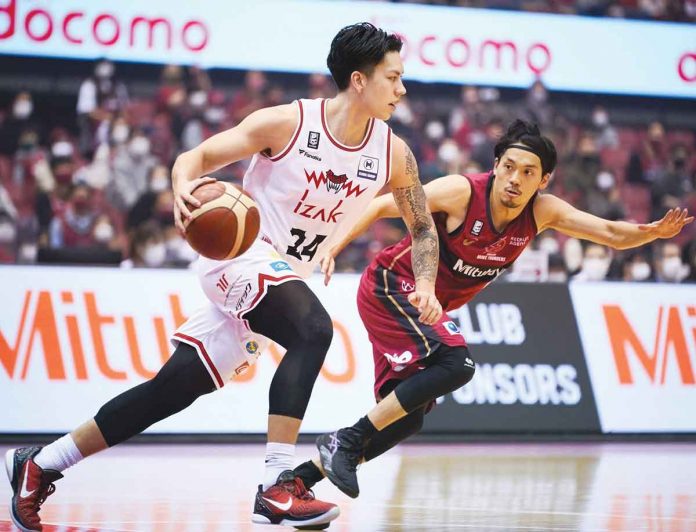 The 6-foot-4 Gilas Pilipinas mainstay Dwight Ramos is seeing action in the 2021-2022 Japan B.League for the Toyama Grouses team. B.LEAGUE PHOTO