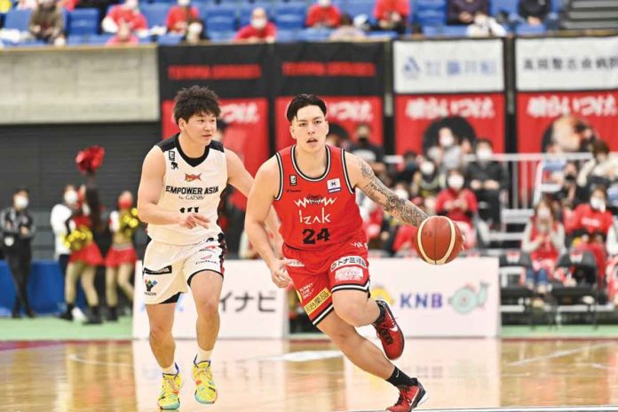 Due to an injury, Gilas Pilipinas mainstay Dwight Ramos (right) only played for three minutes in the second period during Toyama Grouses’ losing match to Hiroshima Dragonflies in the 2021-2022 Japan B.League.