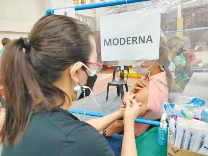 Will a nationwide restriction on the movement of unvaccinated individuals encourage more people to get vaccinated against coronavirus disease? Photo shows a woman getting a shot of Moderna vaccine in Iloilo City. PN PHOTO