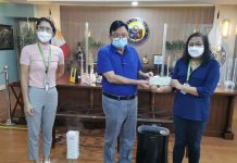 Iloilo City Mayor Jerry Treñas receives the cash donation from PVB represented by PVB Iloilo Branch Head Elsa Peregil (rightmost) and PVB Loans Officer Jo Ann Cheng (leftmost). The cash donation will be used by the LGU in aiding those affected by typhoon Odette.