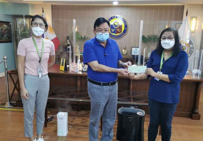 Iloilo City Mayor Jerry Treñas receives the cash donation from PVB represented by PVB Iloilo Branch Head Elsa Peregil (rightmost) and PVB Loans Officer Jo Ann Cheng (leftmost). The cash donation will be used by the LGU in aiding those affected by typhoon Odette.