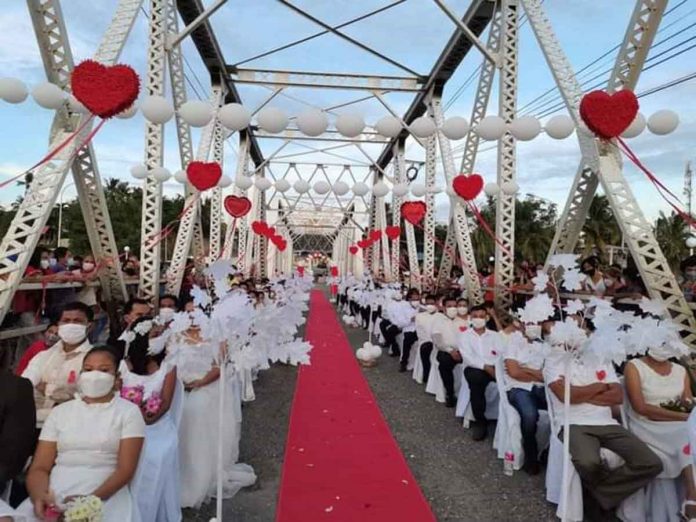 The steel bridge in Guimbal, Iloilo is the venue of a Valentine’s Day mass civil wedding on Feb. 14, 2022. One hundred nineteen couples tied the knot. PHOTOS FROM FACEBOOK PAGE OF GUIMBAL, ILOILO