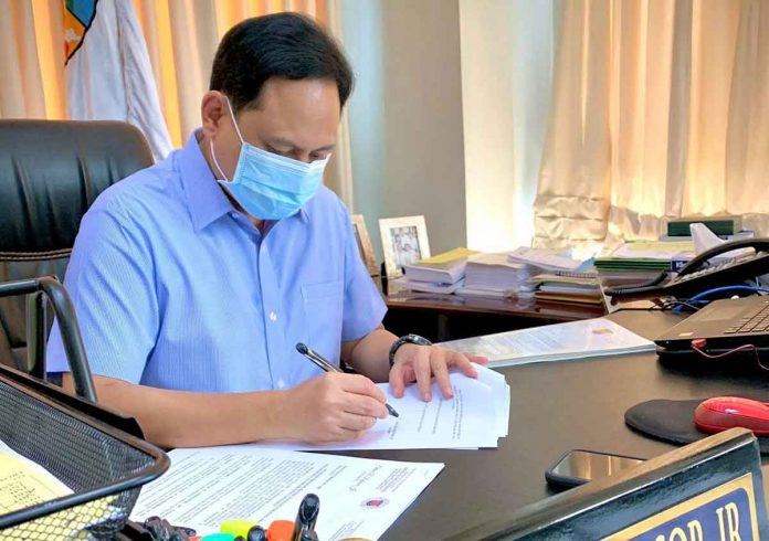 Gov. Arthur Defensor Jr. of Iloilo is finalizing an executive order placing Iloilo under Alert Level 5 due to dengue cases.