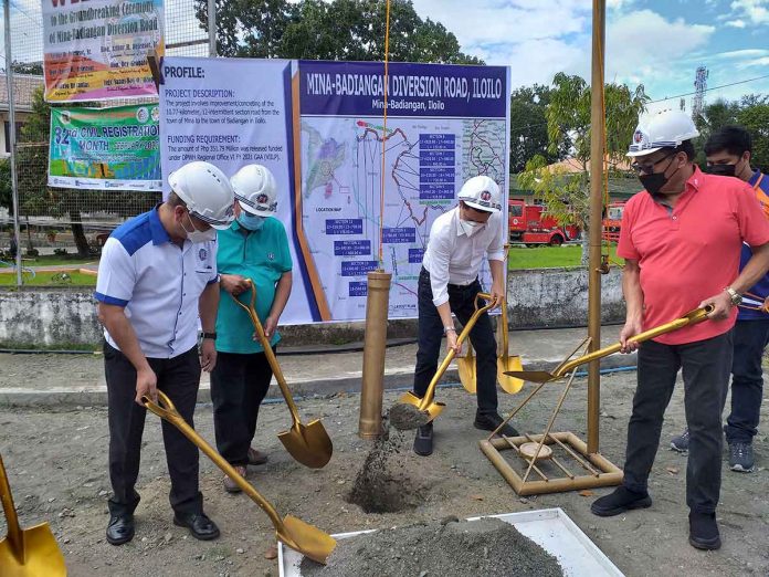 From left: Public Works and Highways regional director Tiburcio Canlas; Mayor Serafin Villa of Badiangan, Iloilo; Cong. Lorenz Defensor of Iloilo’s 3rd District; and Mayor Rey Grabato of Mina, Iloilo lead the groundbreaking for a P341-million Mina-Badiangan Diversion Road project in Badiangan town/PN PHOTO