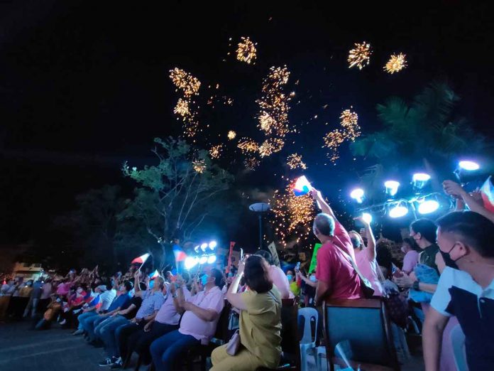 At the provincial capitol of Iloilo on Friday night, Feb. 25, people watch the fireworks display to mark the 36th anniversary commemoration of the February 1986 People Power Revolution that ousted dictator Ferdinand Marcos and ended his two-decade reign. PN PHOTO