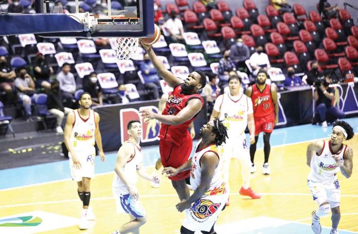 Alaska Aces’ Oluseyi Ashaolu attacks the defense of Rain or Shine Elasto Painters for a layup. PBA MEDIA BUREAU