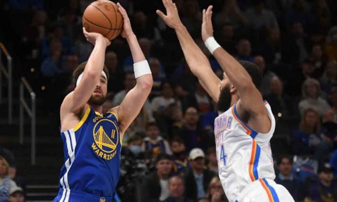 Golden State Warriors’ Klay Thompson shoots over an Oklahoma City Thunder defender. AP PHOTO