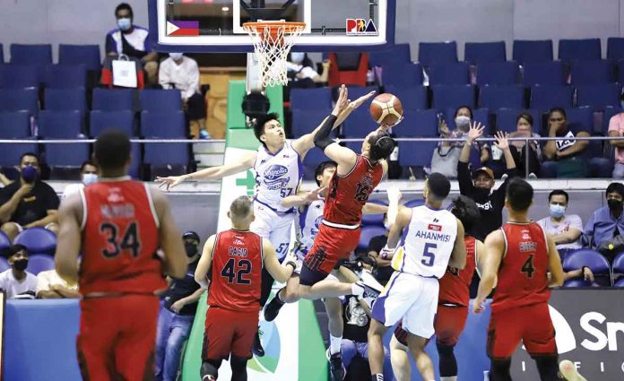 Blackwater Bossing’s Kevin Barkley Eboña with his game-winning shot over the defense of Magnolia Pambansang Manok Hotshots’ Aris Dionisio. PBA MEDIA BUREAU