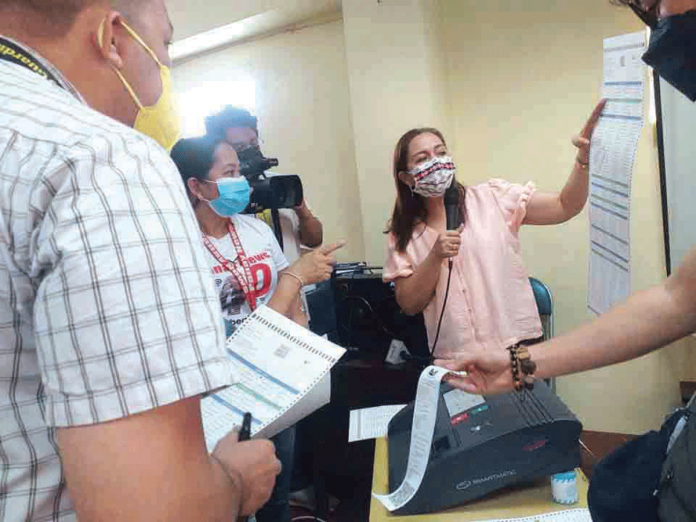 Iloilo Election Officer III Alice Bernadette Naranjo briefs journalists about the ballot to be used in the May 9, 2022 elections and about how a vote counting machine works. PHOTO BY GLENDA TAYONA