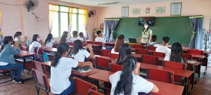 [March 4, 2022] Learners of Canroma Elementary School in Pontevedra, Negros Occidental are back in their classroom for face-to-face learning. They are wearing facemasks just like their teacher. Sixty schools in Region 6 resumed face-to-face classes. DEPARTMENT OF EDUCATION REGION 6 PHOTO