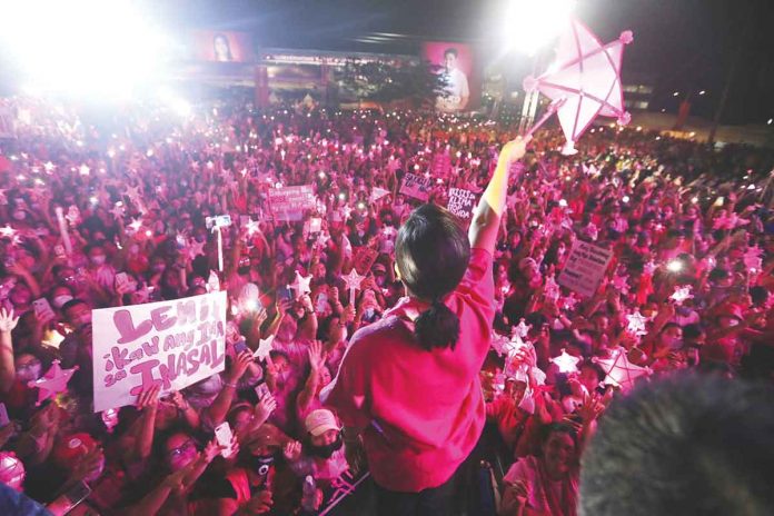 An estimated 70,000 Negrenses gather at the Paglaum Sports Complex in Bacolod City during Friday night’s grand rally of Vice President Leni Robredo, so far the largest election campaign gathering in Negros. It capped Robredo’s March 11 Negros Occidental campaign that saw her holding mini-people’s rallies in Sagay City and Kabankalan City, where she was warmly greeted with the trademark Negrese hospitality. 