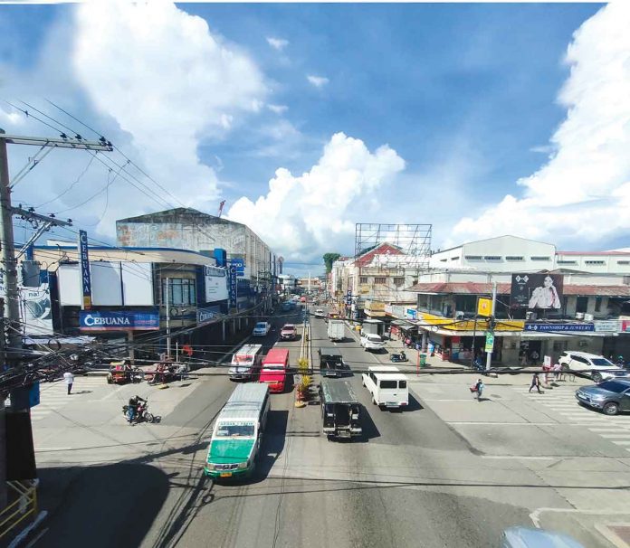 ‘NEW NORMAL’ Public transportation in areas under Alert Level 1 such as Iloilo City shall be at full seating capacity. All establishments, persons or activities, are allowed to operate, work, or be undertaken at full on-site or venue/seating capacity provided it is consistent with minimum public health standards. Photo shows Iloilo City’s busy Iznart Street in the downtown area. PN PHOTO