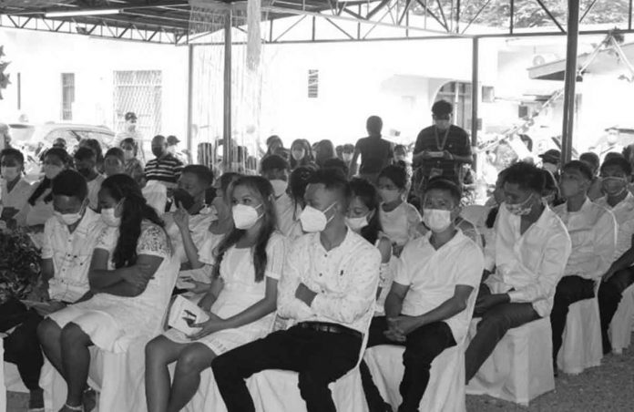 Twenty-five couples exchanged “I dos” during a mass wedding in Jordan, Guimaras.