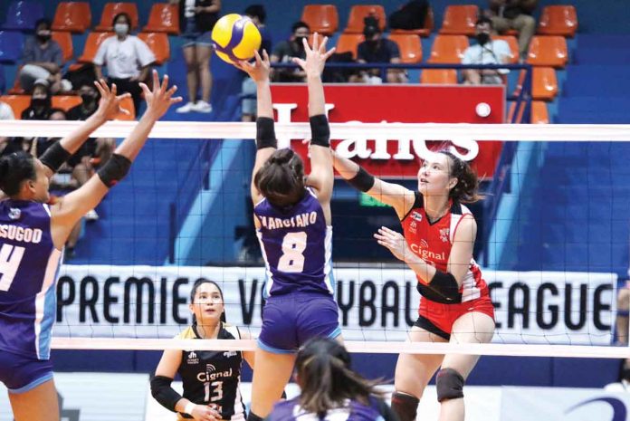 Cignal HD Spikers’ Rachel Anne Daquis unloads a powerful hit against the defense of BaliPure Purest Water Defenders’ Janine Marciano. PVL MEDIA BUREAU