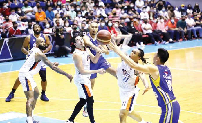 Magnolia Pambansang Manok Hotshots’ Paul Lee loses the ball after bumping into the defense of Meralco Bolts’ Clifford Hodge. PBA MEDIA BUREAU