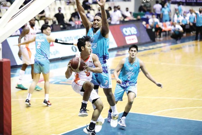 NorthPort Batang Pier’s Renzo Subido protects the ball while being defended by Phoenix Super LPG Fuel Masters’ Jason Perkins. PBA MEDIA BUREAU