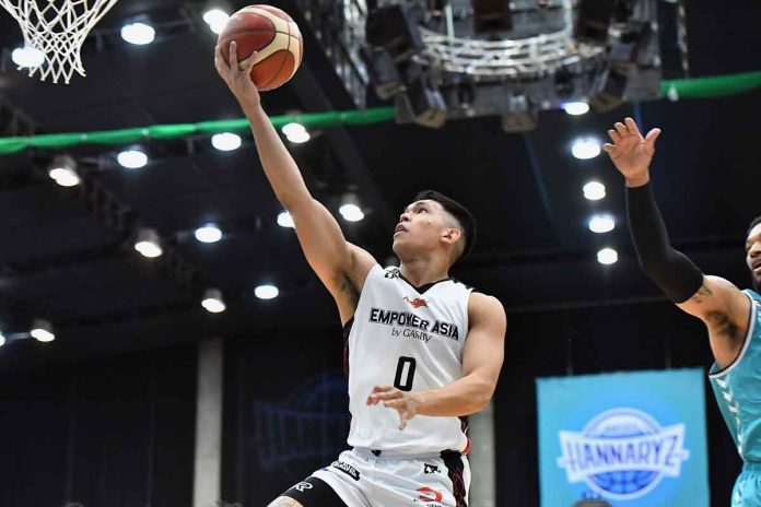 Ilonggo Ferdinand “Thirdy” Ravena III of San-En NeoPhoenix evades a defender for a layup. B.LEAGUE PHOTO