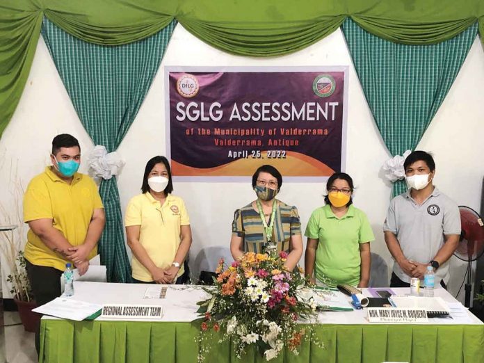 Valderrama, Antique Mayor Mary Joyce Monterona Roquero with the Regional Assessment Team (RAT) of the Department of Interior and Local Government (DILG) in Region 6 for the 2022 Seal of Good Local Governance (SGLG) assessment. LGU Valderrama FB Page