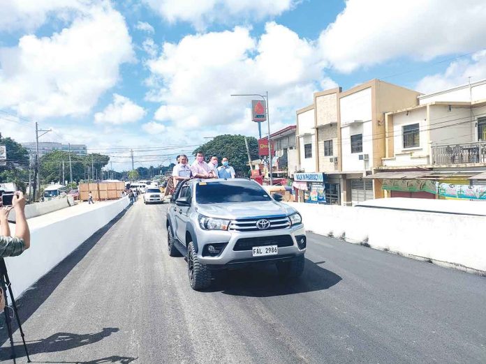 Aboard a pickup, Sen. Franklin Drilon (second from left) inspects this flyover in Barangay Ungka II, Pavia, Iloilo. With him are Public Works regional director Tiburcio DL Canlas, Iloilo City’s Mayor Jerry Treñas and Gov. Arthur Defensor Jr. of Iloilo province. PHOTO BY GEOVANNI FAJARDO