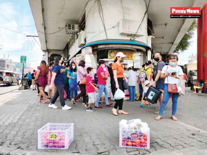 BACK IN BUSINESS. Iloilo City’s downtown is alive once again with shoppers as pandemic restrictions are gradually being eased. Businesses have started to resume operations. Cognizant of their plight, the city government is exploring ways to make the business climate more conducive for enterprises to rejuvenate and flourish. PN PHOTO