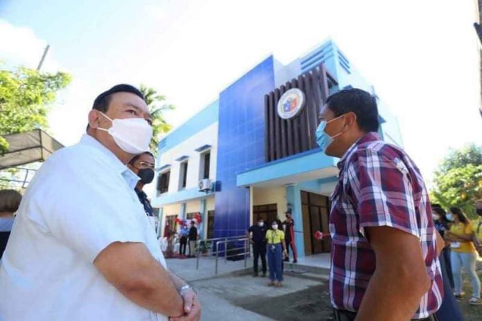 This is the Calumpang ICARE center in Barangay Calumpang, Molo, Iloilo City – the first satellite of the Iloilo City Action and Response (ICARE) command center, one of the priority projects of Mayor Jerry Treñas (left) to make the city more resilient to disasters. Since the start of its operation in November last year, it has been able to address hundreds of emergency cases such as trauma, vehicular accidents and urgent medical situations, says Treñas.