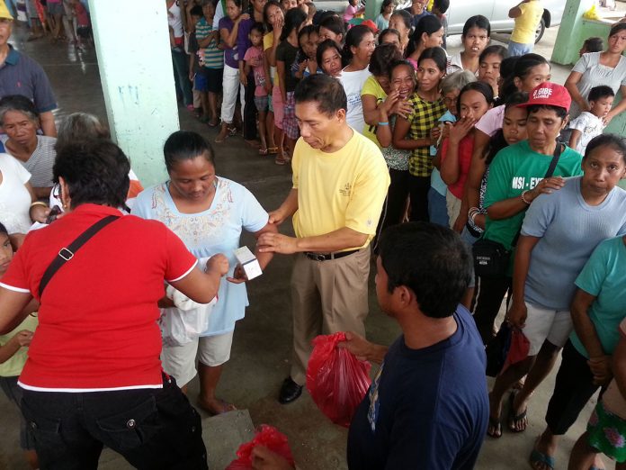 Panay News founder interacts with the people of Antique during a civic mission after typhoon "Yolanda" struck Western Visayas in November 2013