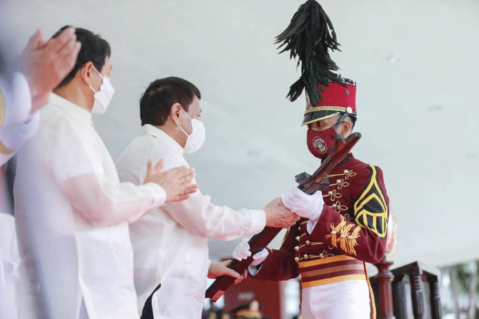 Cadet Ernie Alarba Padernilla of Passi City, Iloilo receives from President Rodrigo Duterte the Presidential Kampilan for being the valedictorian of the Philippine National Police Academy (PNPA) “Alab-Kalis” Class of 2022. The PNPA graduation ceremony on April 21 was held at Camp General Mariano N. Castañeda in Silang, Cavite. PNPA PHOTO