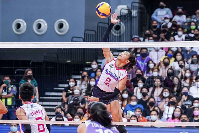 Creamline Cool Smashers’ Alyssa Valdez unloads a powerful hit. PVL MEDIA BUREAU