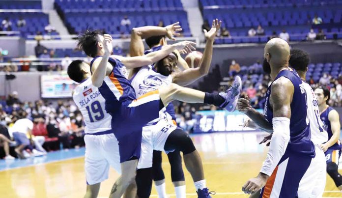 Meralco Bolts’ Clifford Hodge and Magnolia Pambansang Manok Hotshots’ Mike Harris get tangled in a rebound play. PBA MEDIA BUREAU