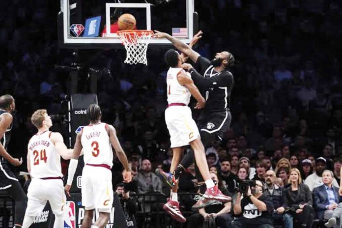 Brooklyn Nets’ Andre Drummond tries to dunk over Cleveland Cavaliers’ Evan Mobley during the first half of their game in New York. AP PHOTO/SETH WENIG