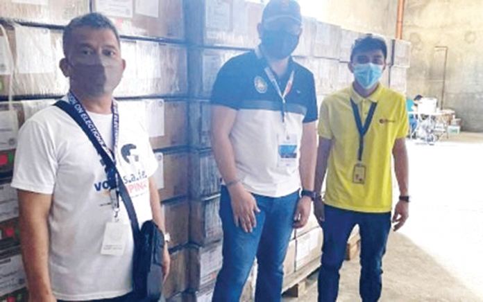 INSPECTION. Atty. Wil Arceño (center), Antique election supervisor, inspects vote counting machines in a warehouse in Aklan on May 2. PHOTO BY COMELEC-ANTIQUE