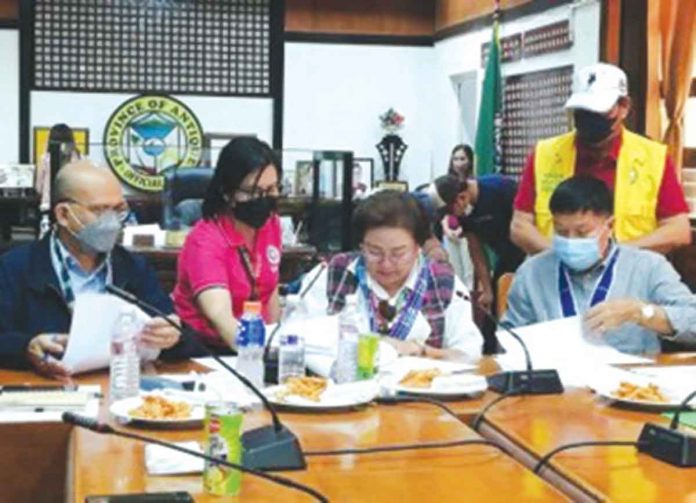 Mines and Geosciences Bureau Region 6 Director Raul Laput (left), Antique’s Gov. Rhodora Cadiao (center) and Department of Environment and Natural Resources regional executive director Livino Duran sign a memorandum of agreement for the establishment of a communal bamboo plantation in Barangay Alvañiz, Patnongon, Antique. PNA PHOTO BY ANNABEL PETINGLAY