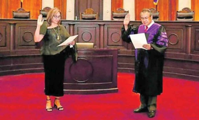 Chief Justice Alexander Gesmundo swears in Associate Justice Maria Filomena Singh. PHOTO FROM SUPREME COURT PH FACEBOOK PAGE